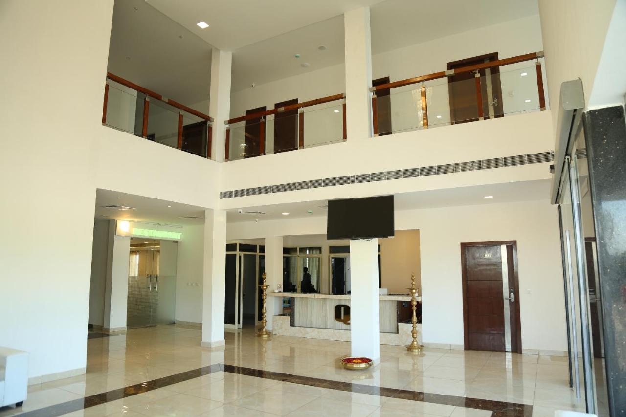 Hotel Queens Inn Велангани Екстериор снимка
