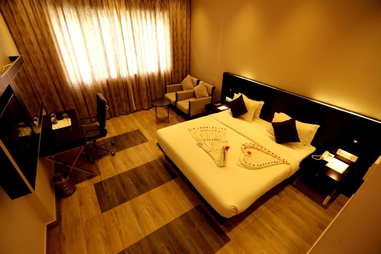 Hotel Queens Inn Велангани Екстериор снимка