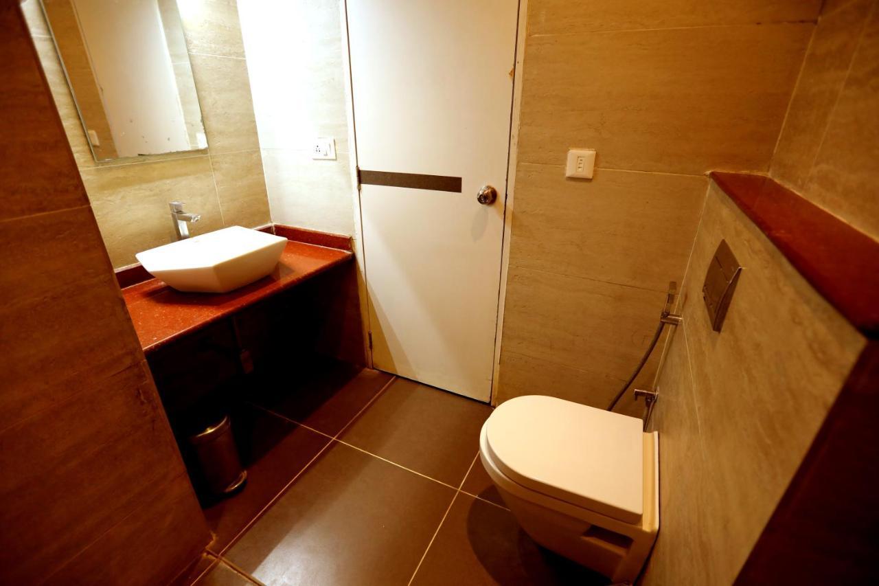 Hotel Queens Inn Велангани Екстериор снимка