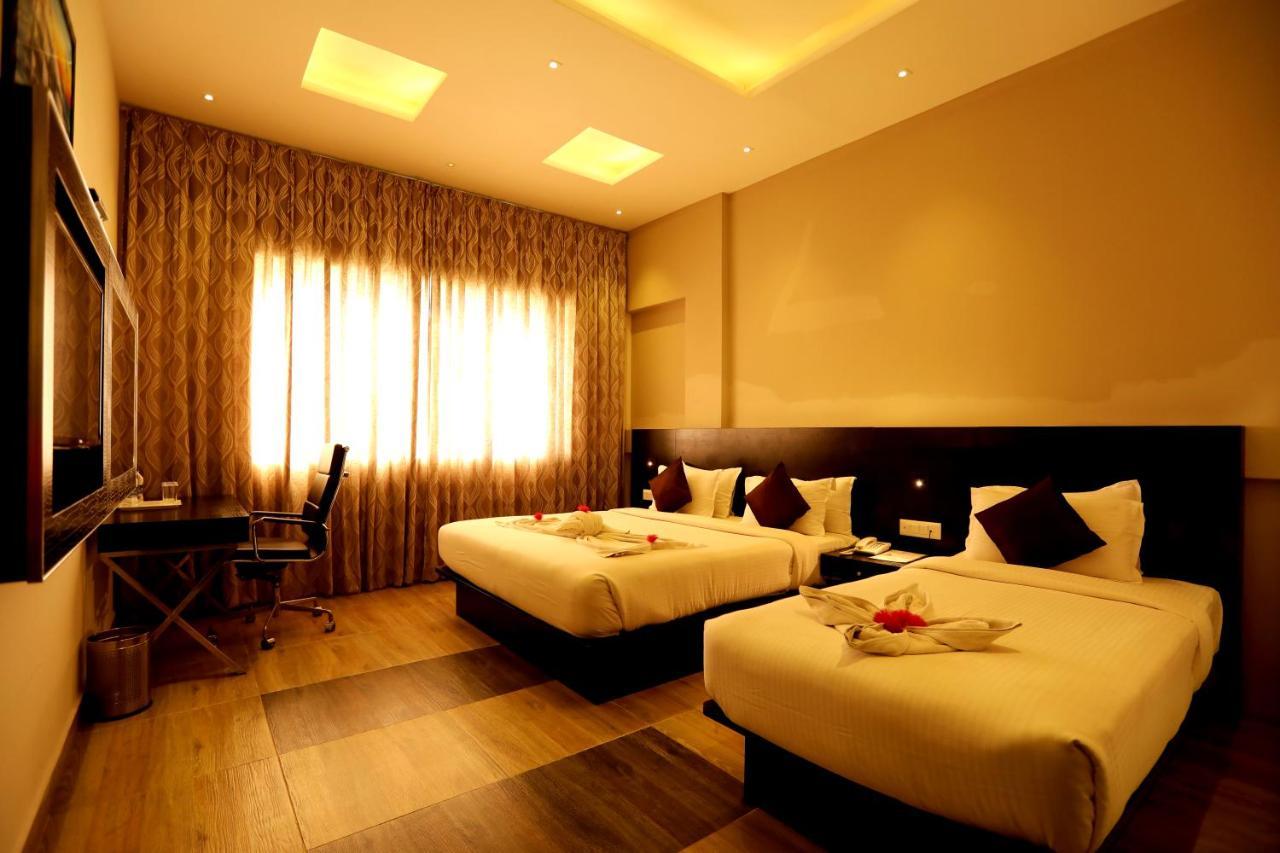 Hotel Queens Inn Велангани Екстериор снимка