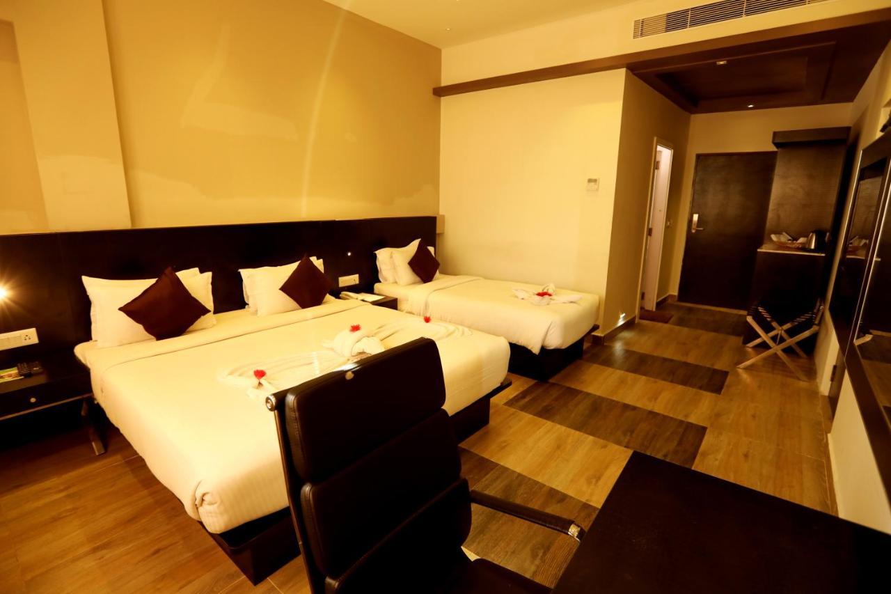 Hotel Queens Inn Велангани Екстериор снимка