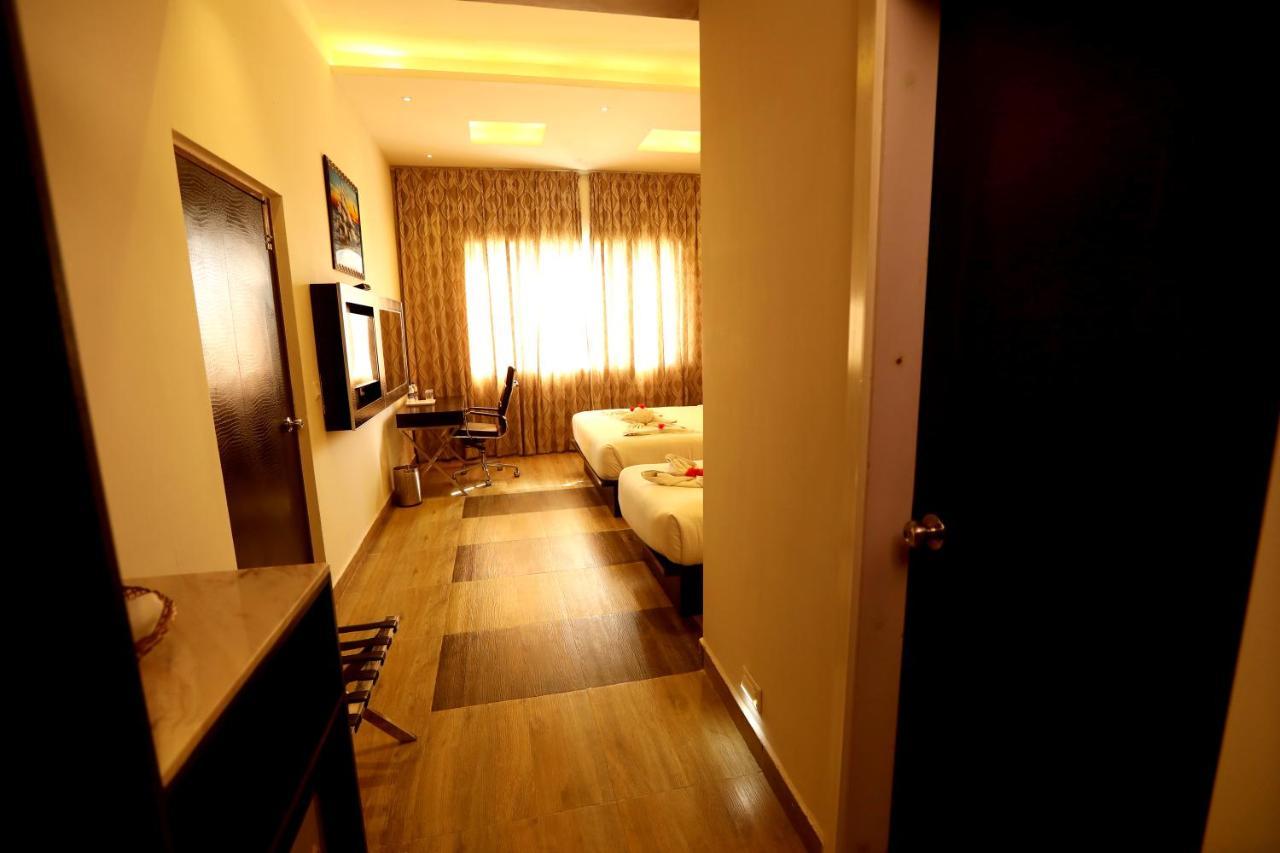 Hotel Queens Inn Велангани Екстериор снимка