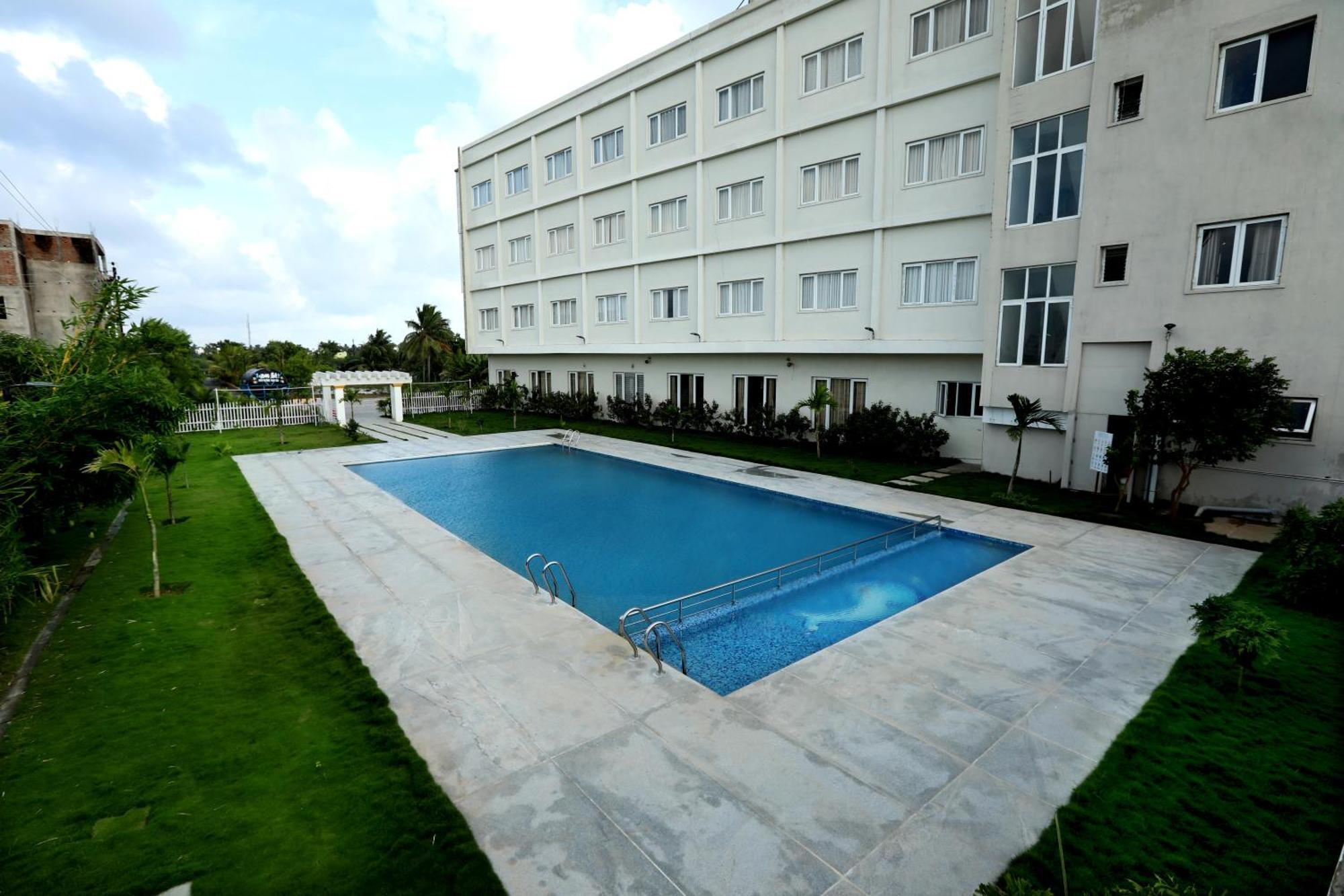 Hotel Queens Inn Велангани Екстериор снимка