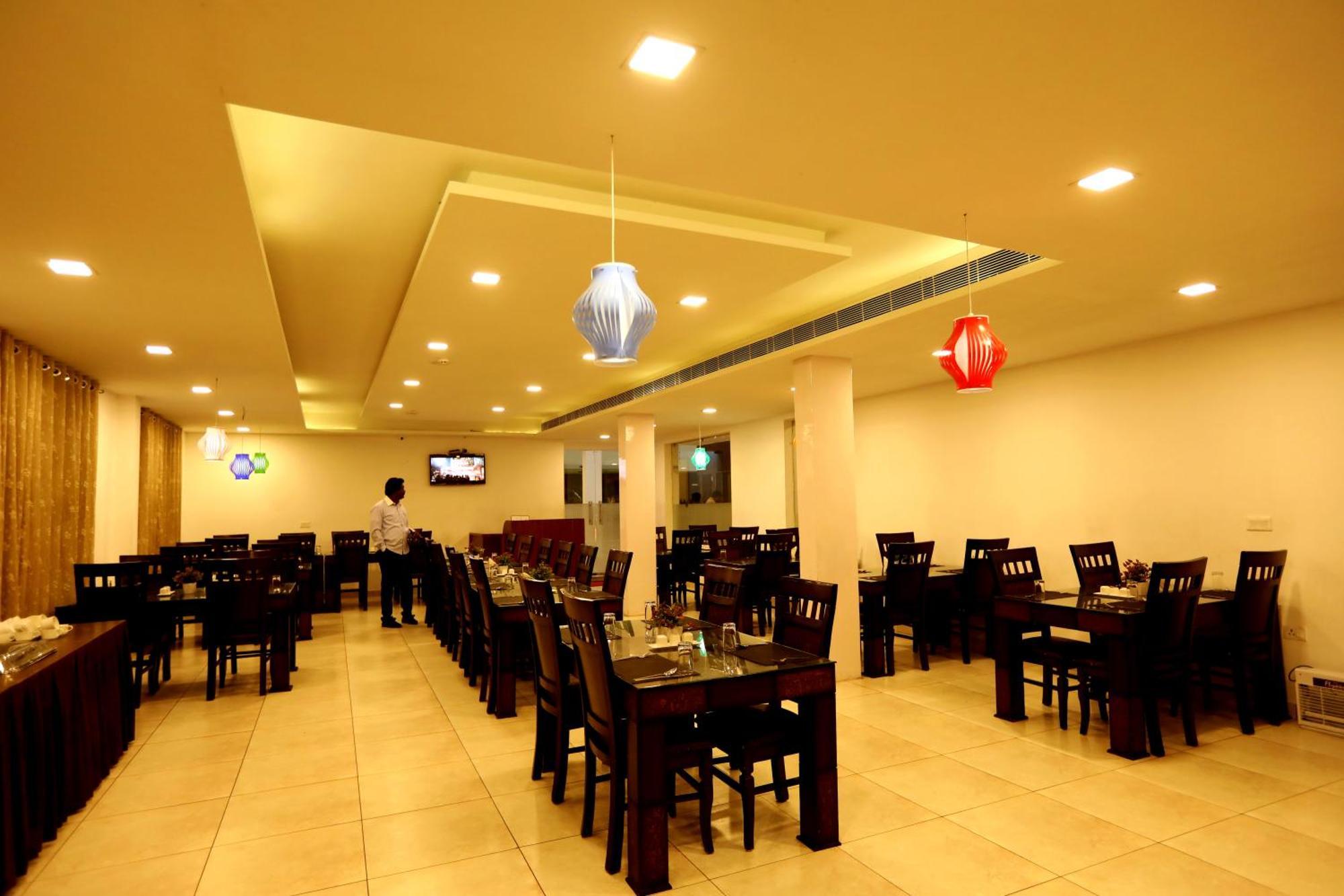 Hotel Queens Inn Велангани Екстериор снимка