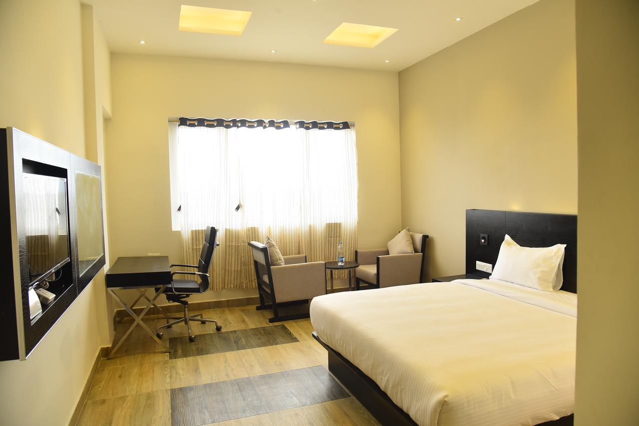 Hotel Queens Inn Велангани Екстериор снимка