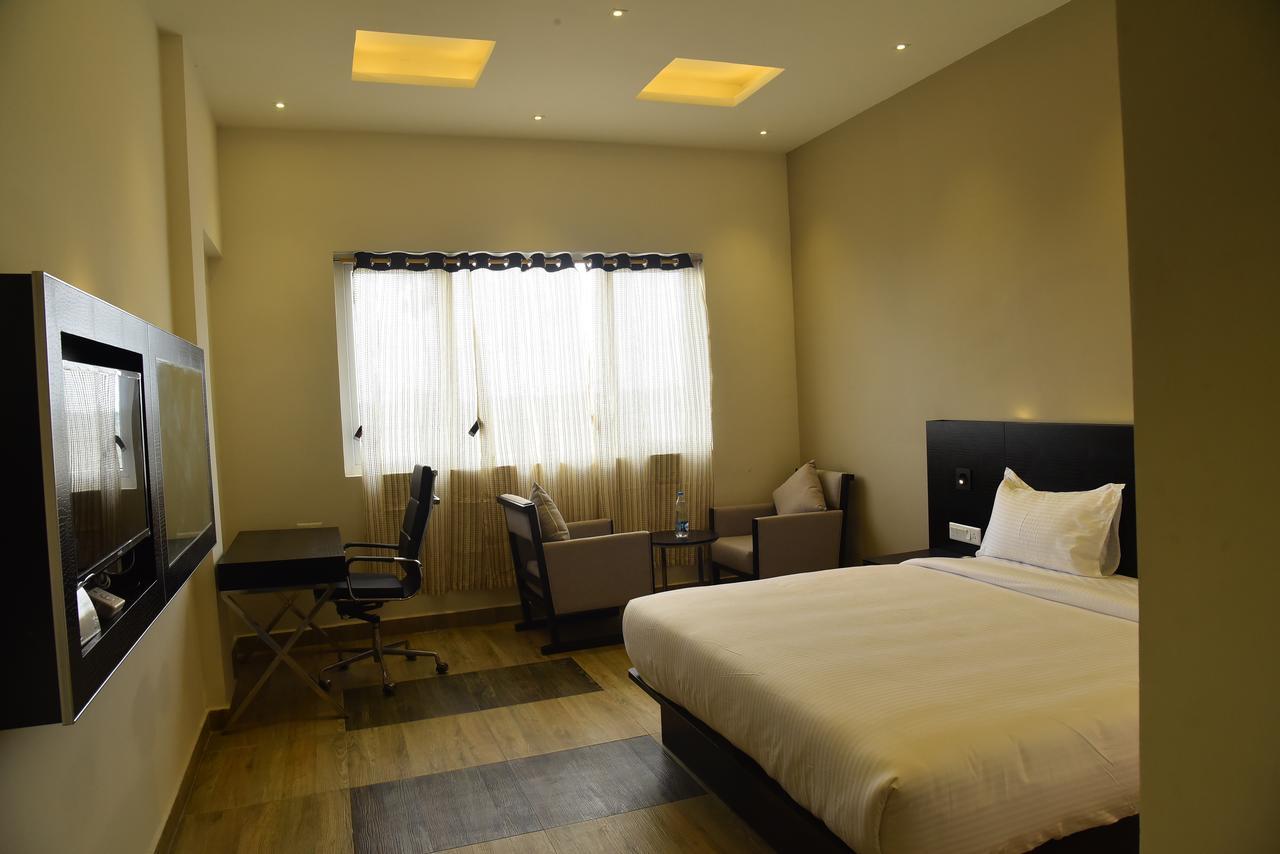 Hotel Queens Inn Велангани Екстериор снимка