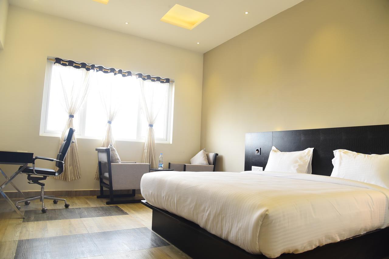 Hotel Queens Inn Велангани Екстериор снимка