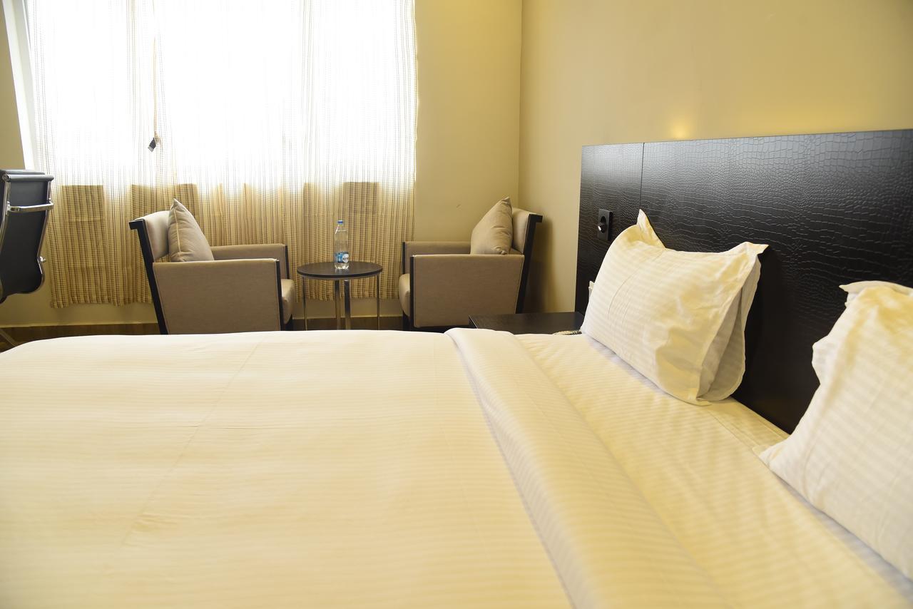 Hotel Queens Inn Велангани Екстериор снимка
