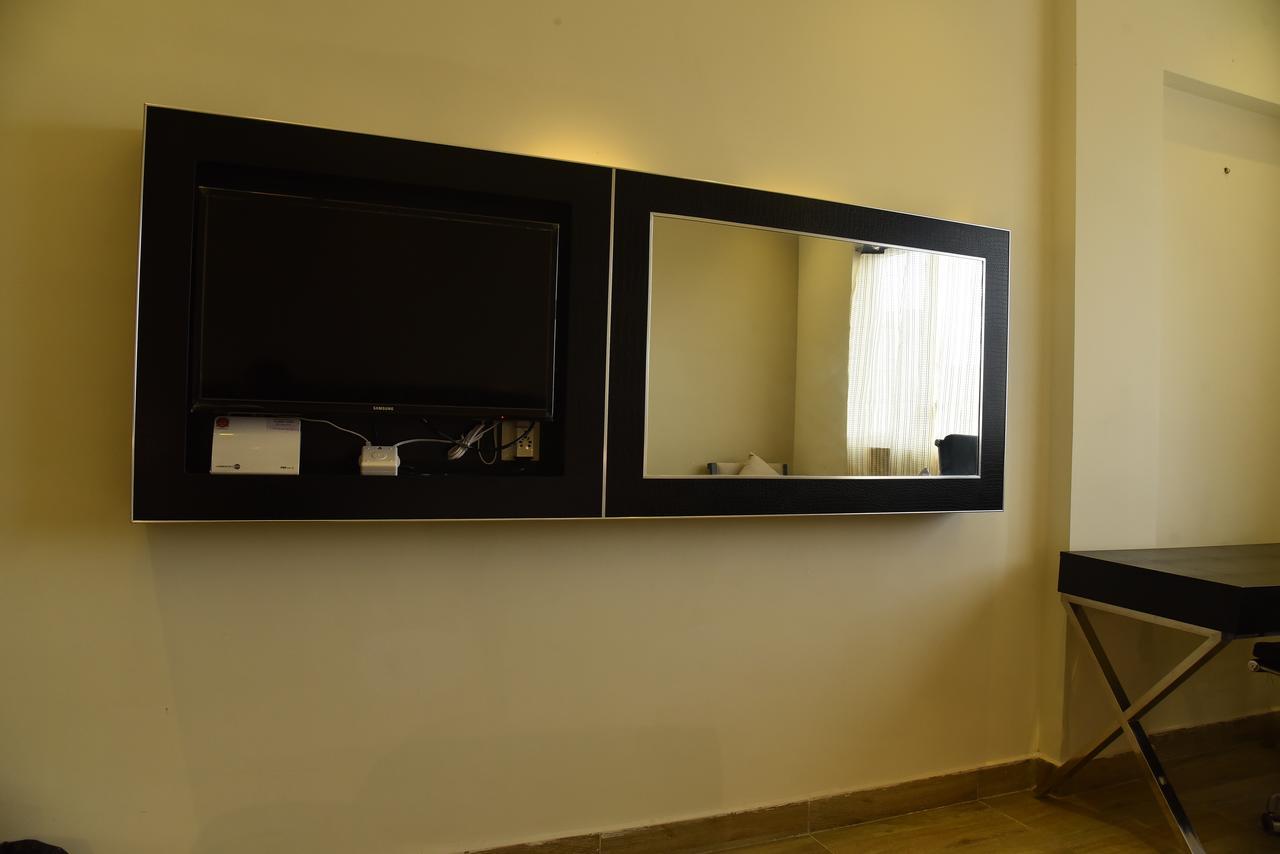 Hotel Queens Inn Велангани Екстериор снимка