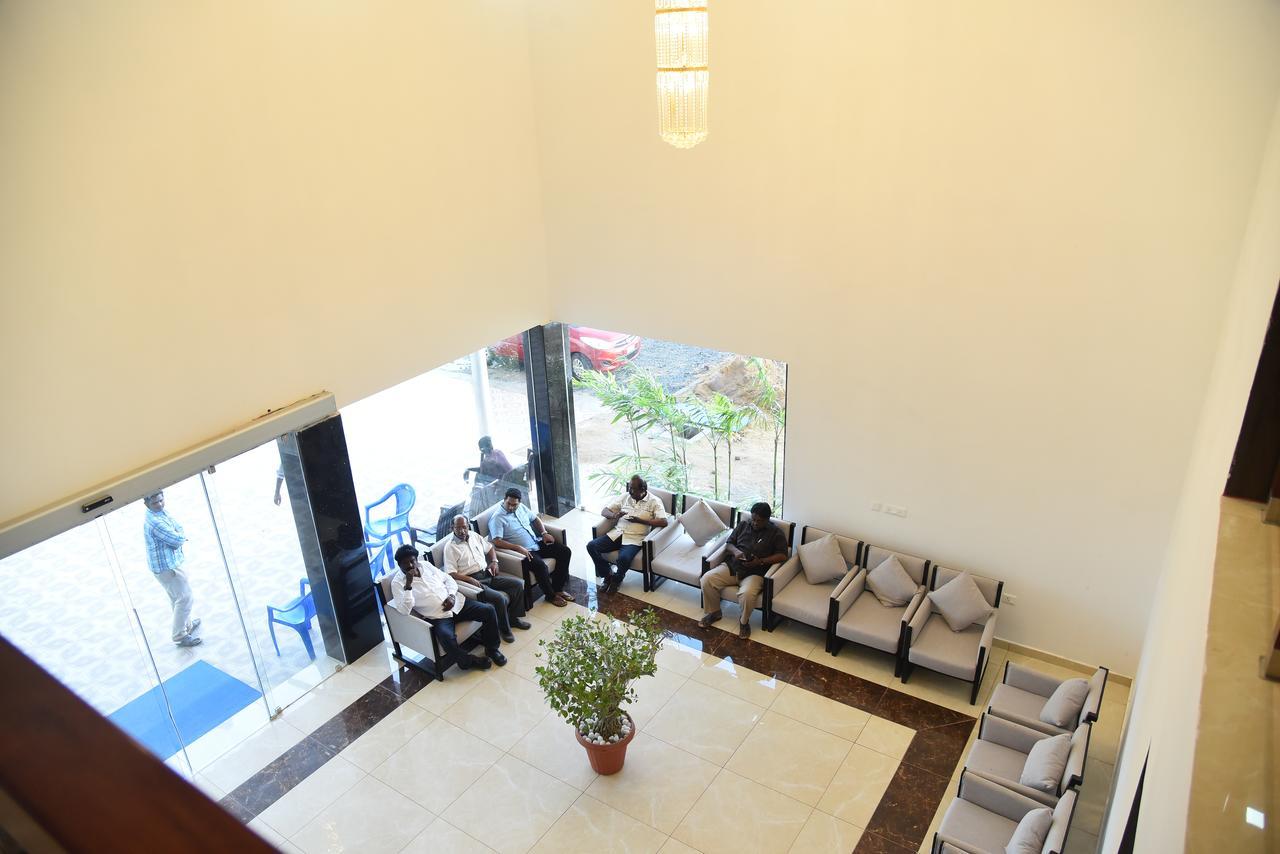 Hotel Queens Inn Велангани Екстериор снимка
