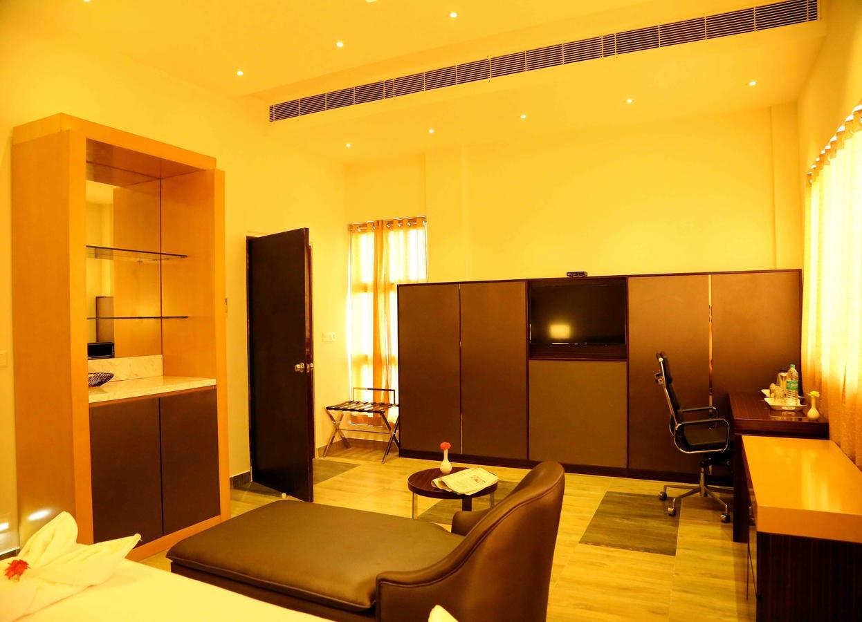 Hotel Queens Inn Велангани Екстериор снимка
