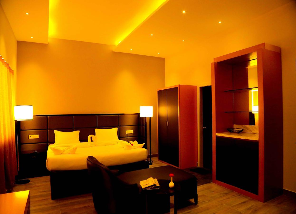 Hotel Queens Inn Велангани Екстериор снимка
