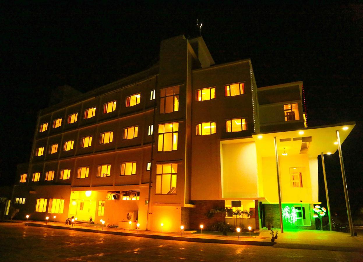 Hotel Queens Inn Велангани Екстериор снимка