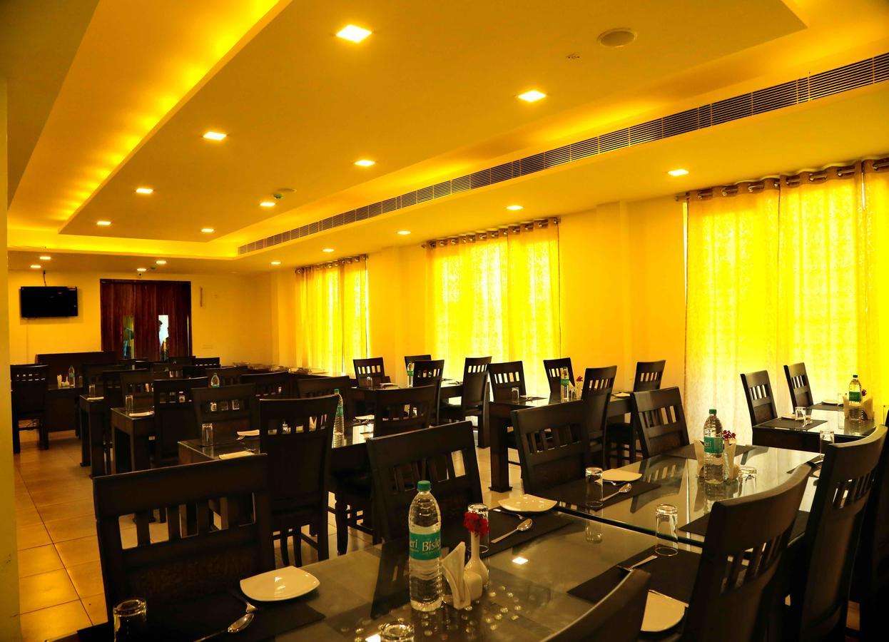 Hotel Queens Inn Велангани Екстериор снимка