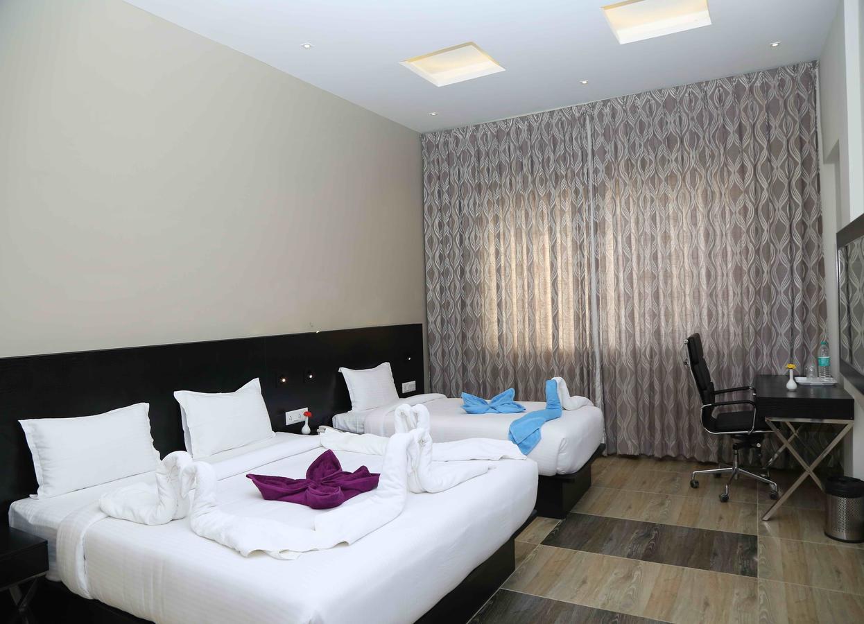 Hotel Queens Inn Велангани Екстериор снимка