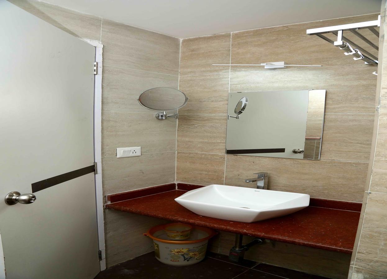 Hotel Queens Inn Велангани Екстериор снимка