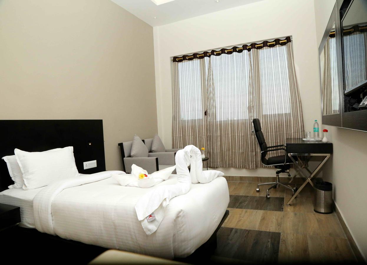 Hotel Queens Inn Велангани Екстериор снимка