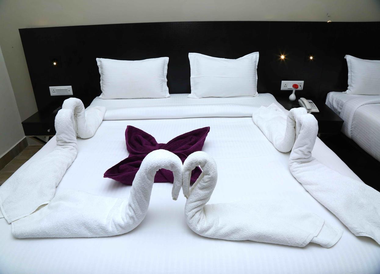 Hotel Queens Inn Велангани Екстериор снимка