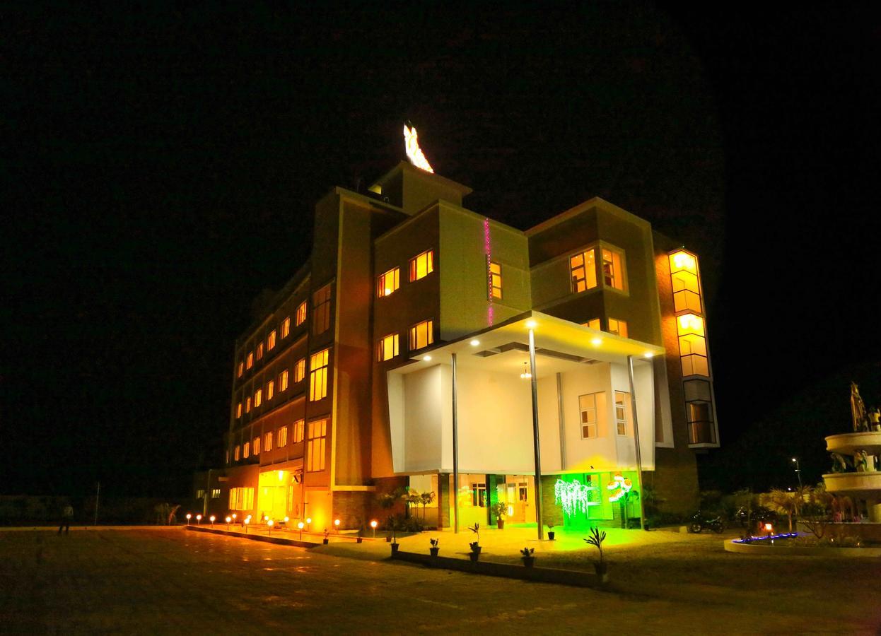 Hotel Queens Inn Велангани Екстериор снимка